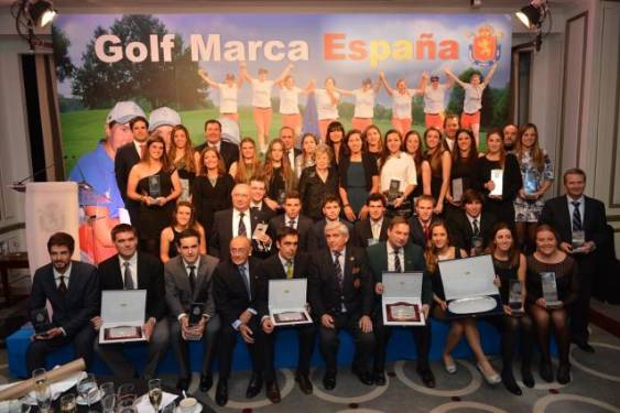Noemí Jiménez, integrante del equipo español vencedor del Campeonato de Europa Absoluto Femenino, recibe la Medalla de Plata al Mérito en Golf 