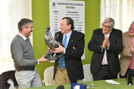 El Club de Golf Pozoblanco homenajea a Ángel de la Riva en un emotivo acto