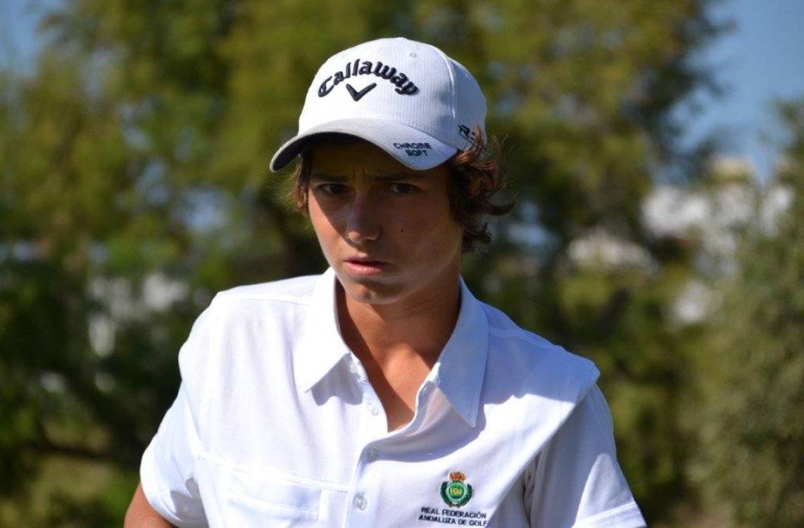 Álvaro Mueller continúa su particular espectáculo y Marta López se afianza en el primer puesto en el Campeonato de Andalucía Sub18 en Alborán Golf