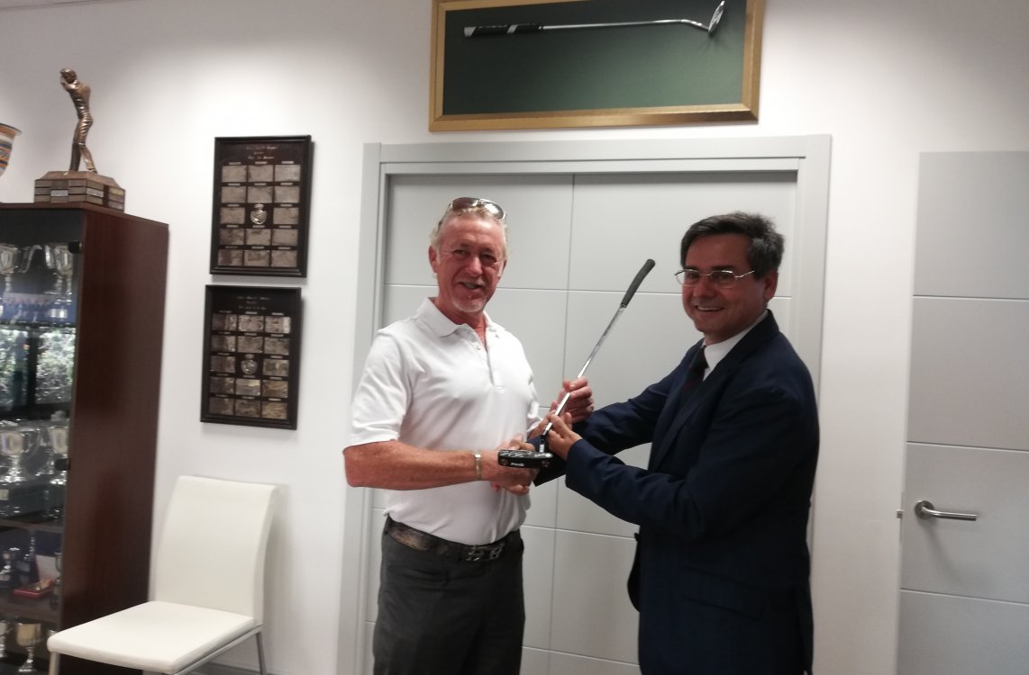 Miguel Ángel Jiménez entrega a la RFGA el putter con el que ganó el British Senior 2018