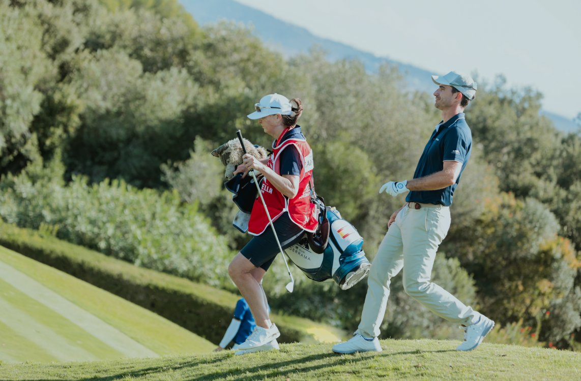 Alejandro Cañizares agarra la bandera del golf español en el Estrella Damm Andalucía Masters
